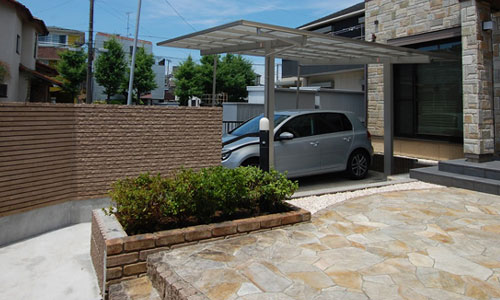 広くおしゃれに、駐車場・外構・雑草対策施工事例/外構・エクステリアのおしゃれな雑草対策リフォーム~外構,エクステリア,雑草対策,おしゃれ,リフォーム,デザイン,門柱,門扉,塀,駐車場,玄関アプローチ,フェンス,カーポート