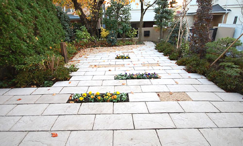 石張りで余白を活かしたおしゃれな雑草対策の庭~おしゃれな雑草対策|外構・エクステリアを美しく整える雑草が生えないお庭づくり