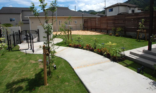ホテルライクで高級感のあるおしゃれな雑草対策の庭~おしゃれな雑草対策|外構・エクステリアを美しく整える雑草が生えないお庭づくり